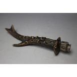 AN UNUSUAL CAST METAL STAG ANTLER FITTED WITH A CIGAR CUTTER, L 21 cm