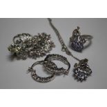 A SILVER AND TANZANITE JEWELLERY SET, consisting of a ring, pendant, brooch and earrings (4)