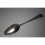 A HALLMARKED SILVER GEORGIAN PATTERN BACK TABLE SPOON - LONDON 1761, L 20.75 cm