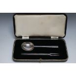 A HALLMARKED SILVER REPRODUCTION CASED SET OF 'THE MANNER'S SPOON & FORK' - SHEFFIELD 1960
