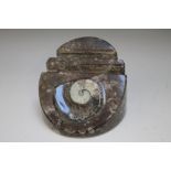 AN ART DECO STYLE SERPENTINE AND AMMONITE FOSSIL LETTER HOLDER, of circular form, Dia. 11.2, H 8 cm