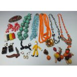 A SELECTION OF VINTAGE COSTUME JEWELLERY, various periods to include brooches, earrings, bead