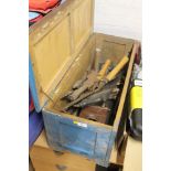 A QUANTITY OF ASSORTED TOOLS CONTAINED IN A VINTAGE TOOL CHEST