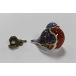 A ROYAL CROWN DERBY ROBIN PAPERWEIGHT TOGETHER WITH A STIEFF LION ORNAMENT