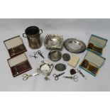 A QUANTITY OF WHITE METAL ITEMS TO INCLUDE AN ASH TRAY, BELT BUCKLE, ETC