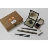 A BOX OF COLLECTABLES TO INCLUDE A HALLMARKED SILVER PENCIL, A CASED BROOCH, TUNING FORK, ETC