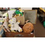 A QUANTITY OF ASSORTED SUNDRIES CONTAINED IN A VINTAGE CASE. TO INCLUDE WIND UP PLASTIC SNOOPY TOYS
