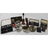 A BOX OF ASSORTED METALWARE TO INCLUDE CASED FLATWARE, ETC