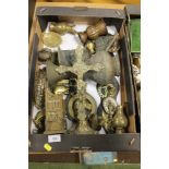 A TRAY OF ASSORTED METALWARE TO INCLUDE A BRASS HORSE, COMMEMORATIVE BRASS THRONE, HORSE BRASSES, E