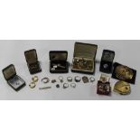 A QUANTITY OF ASSORTED COSTUME JEWELLERY TO INCLUDE DRESS RINGS, BROOCHES, EAR RINGS, ETC