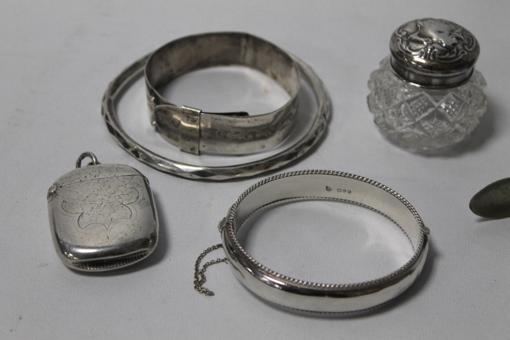 A SMALL COLLECTION OF SILVER AND WHITE METAL ITEMS, to include a vesta case, a mustard pot, etc - Image 3 of 3