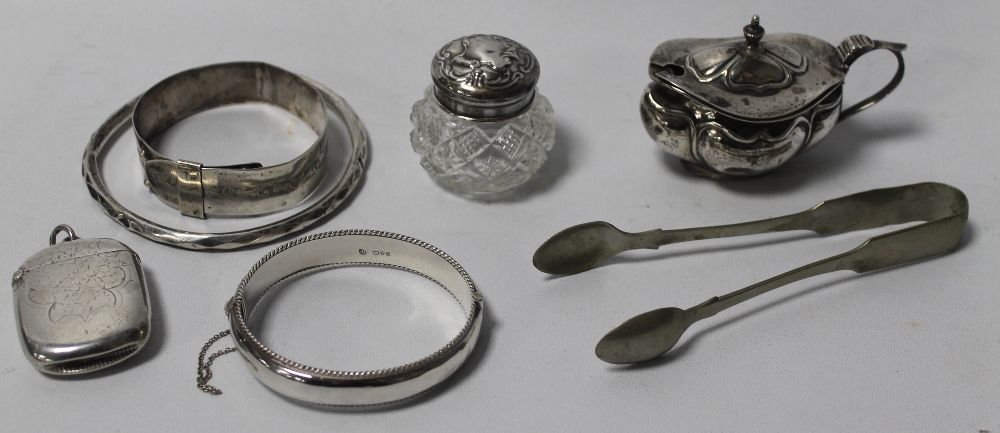 A SMALL COLLECTION OF SILVER AND WHITE METAL ITEMS, to include a vesta case, a mustard pot, etc