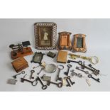 A QUANTITY OF COLLECTABLES, TO INCLUDE KEYS, money box, vesta case etc