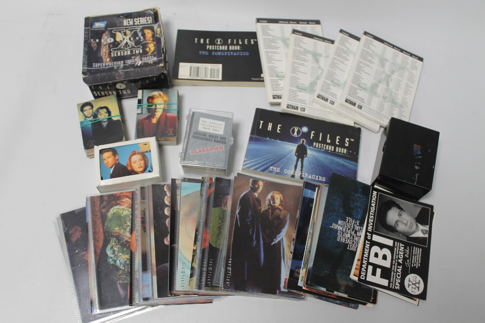 A COLLECTION OF X-FILES RELATED POSTCARDS AND COLLECTORS CARDS, to include full sets