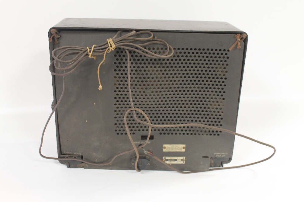 A PHILIPS TYPE V5A BAKELITE RADIO - Image 4 of 5