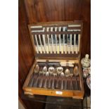 AN OAK CASED CANTEEN OF MAPPIN AND WEBB SILVER PLATED AND STAINLESS STEEL CUTLERY