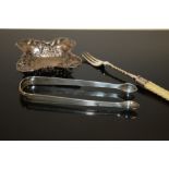 A PAIR OF HALLMARKED SILVER SUGAR TONGS TOGETHER WITH A PIERCED PIN DISH A/F AND A TOASTING FORK