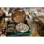 A TRAY OF SILVERPLATED METALWARE TO INCLUDE A CLARET JUG TOGETHER WITH A DECANTER