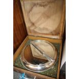 A BOXED SILVER PLATED MIRRORED CAKE STAND AND KNIFE