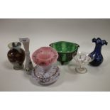 A COLLECTION OF ANTIQUE AND VINTAGE GLASSWARE TO INCLUDE HAND PAINTED EXAMPLES