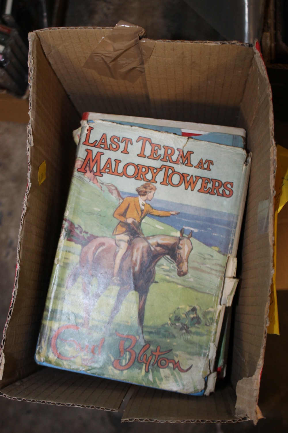 A BOX OF VINTAGE ENID BLYTON BOOKS TO INCLUDE FIRST EDITIONS, SOME WITH DUST JACKETS