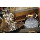 A TRAY OF MOSTLY SILVER PLATED METALWARE TO INCLUDE FLATWARE, SCROLL HANDLED WINE BOTTLE HOLDER,