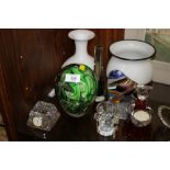 A SMALL QUANTITY OF ART GLASS TO INCLUDE AN UNUSUAL GREEN SWIRL PATTERN VASE ETC.