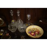 AN AYNSLEY ORCHARD GOLD BOWL TOGETHER WITH A SELECTION OF CUT GLASS