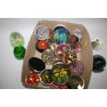 A QUANTITY OF GLASS PAPER WEIGHTS ETC TO INCLUDE CAITHNESS