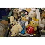 A TRAY OF VINTAGE TOYS TO INCLUDE A MERRYTHOUGHT TEDDY BEAR