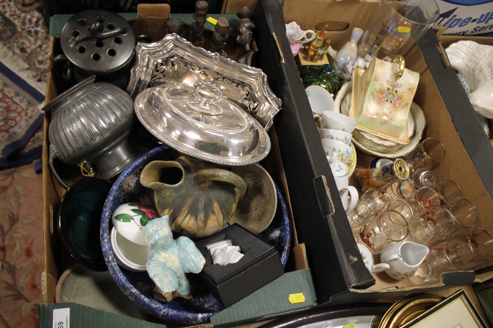 TWO TRAYS OF VARIOUS CERAMICS, GLASSWARE AND METALWARE ITEMS ETC