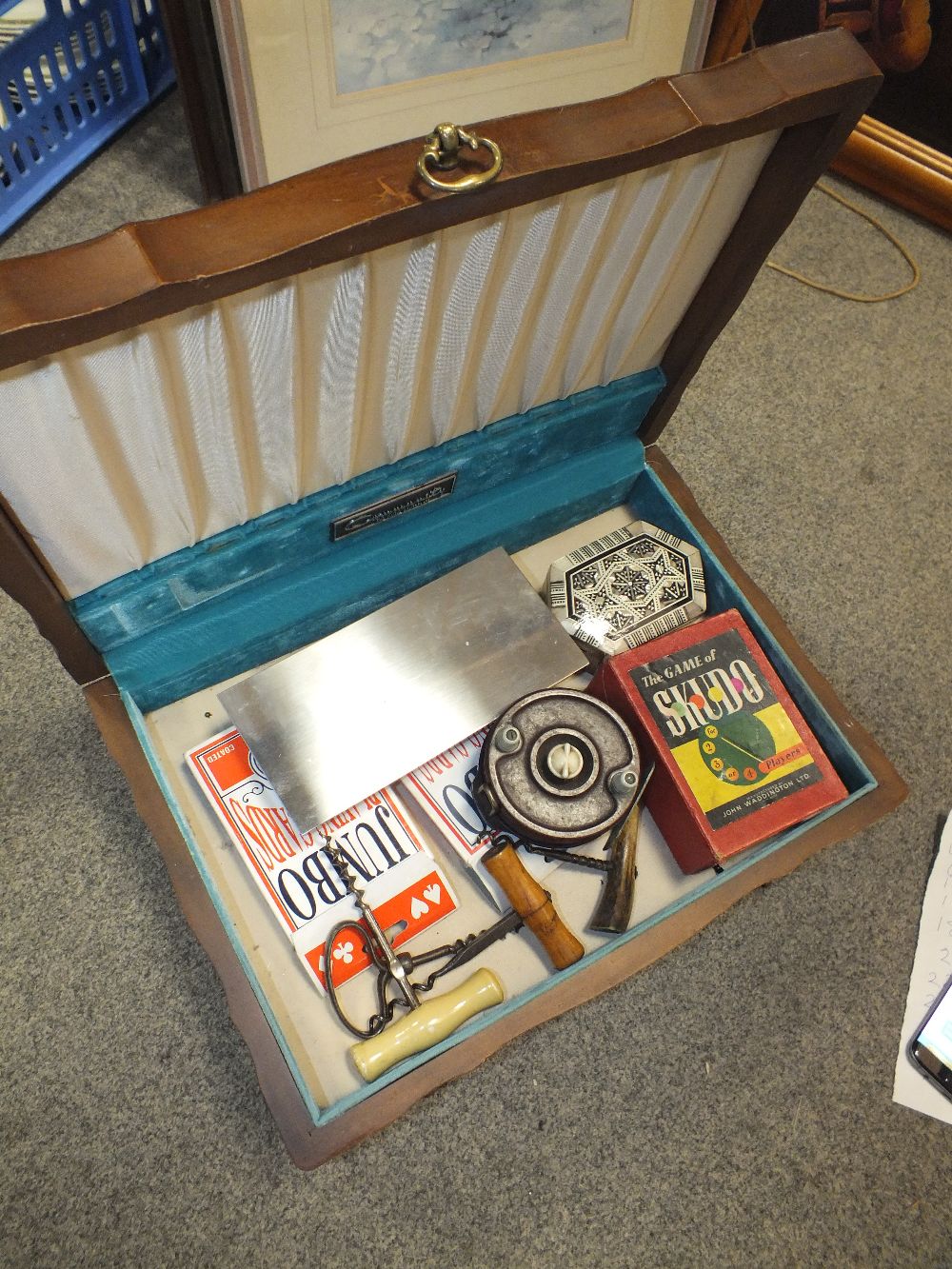 A VINTAGE WOODEN BOX TO INCLUDE OLD GAMES, MOTHER OF PEARL INLAID BOX ETC