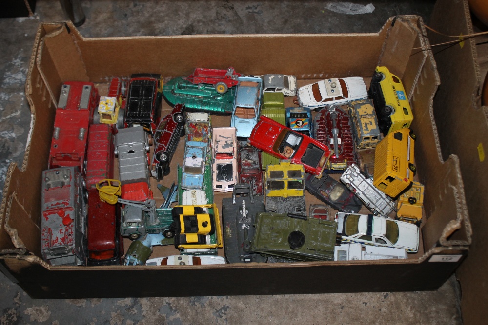 A TRAY OF VINTAGE CORGI AND DINKY TOY CARS ETC.