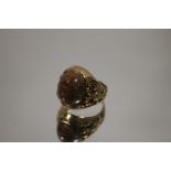 A HALLMARKED 9CT GOLD DRESS RING WITH TWIN HEADED EAGLES HOLDING A CABOCHON BLOODSTONE TYPE STONE