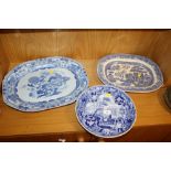 A LARGE BLUE AND WHITE MEAT PLATE TOGETHER WITH VARIOUS BLUE AND WHITE CERAMIC ITEMS