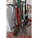 A QUANTITY OF ASSORTED HAND TOOLS TO INCLUDE SPADE, HOE, ETC