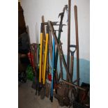 A LARGE QUANTITY OF ASSORTED HAND TOOLS TO INCLUDE A POST HOLE DIGGER, FORKS, SPADES, ETC