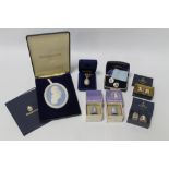 A PALE BLUE AND WHITE JASPER MEDALLION OF JOSIAH WEDGWOOD (200TH CENTENARY) IN PRESENTATION BOX