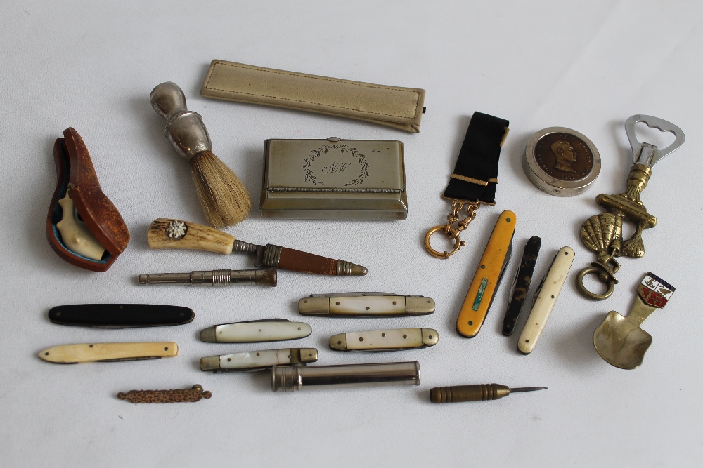 A COLLECTION OF SMALL COLLECTABLES to include pen knives, cigar piercer, cased cheroot holder etc.