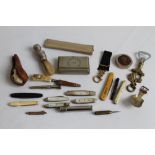 A COLLECTION OF SMALL COLLECTABLES to include pen knives, cigar piercer, cased cheroot holder etc.