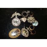 A BAG OF ANTIQUE JEWELLERY TO INCLUDE A SILVER LOCKET A/F, BROOCHES ETC