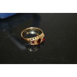 AN 18CT GOLD LADIES DRESS RING SET WITH RED STONES