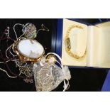 A BAG OF ASSORTED SILVER AND COSTUME JEWELLERY TO INCLUDE A YELLOW METAL CAMEO BROOCH, SILVER