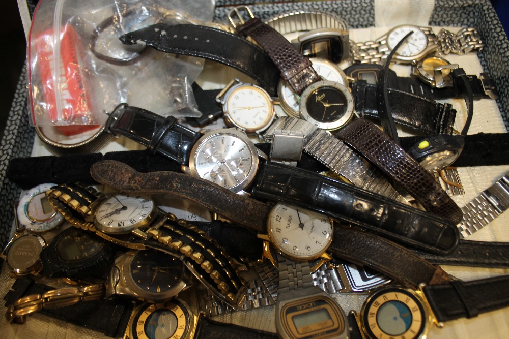 A COLLECTION OF ASSORTED VINTAGE AND MODERN WRISTWATCHES