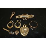 A SELECTION OF 9CT GOLD ITEMS ETC. TO INCLUDE A SEED PEARL SET BROOCH, EARRINGS ETC.