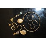 A COLLECTION OF 9CT GOLD JEWELLERY ETC. TO INCLUDE A BANGLE, LOCKET, OPAL SET PENDANT ETC.