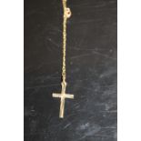 A LADIES 9CT GOLD CROSS PENDANT ON CHAIN