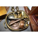 A SELECTION OF METALWARE TO INCLUDE BRASS COAL BUCKET, COPPER KETTLE ETC