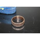 A HALLMARKED 9CT ROSE GOLD DESIGNER STYLE BAND