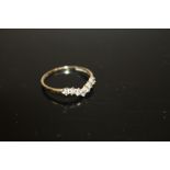 A LADIES 9CT GOLD SEVEN STONE WISHBONE SET DRESS RING SET WITH CLEAR STONES